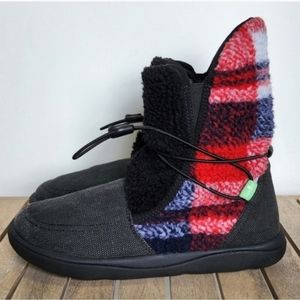 SANUK TRIPPER FLURRY MID CALF BOOTS. RED PLAID/SIZE: 7